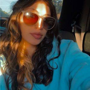 Meet your Posher, Sienna